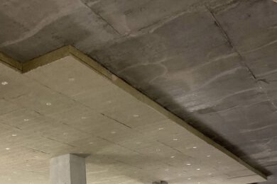 Deckendämmung anbringen.